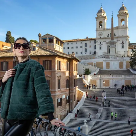 The At The Spanish Steps רומא